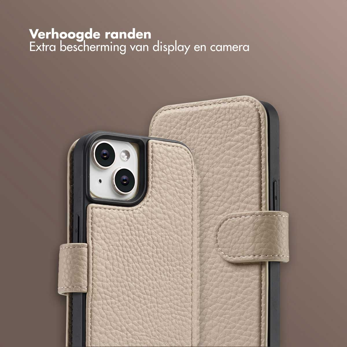 Étui de téléphone beige avec téléphone. Rabat avec fermeture magnétique. Texte en haut: 'Verhoogde randen'.