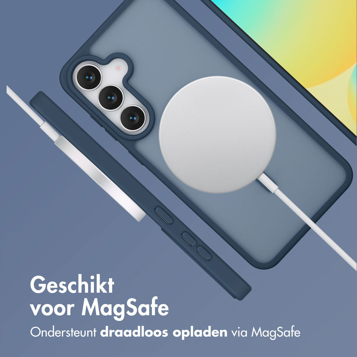 Een telefoon in een blauwe hoes met een draadloze oplader. Tekst: 'Geschikt voor MagSafe'.