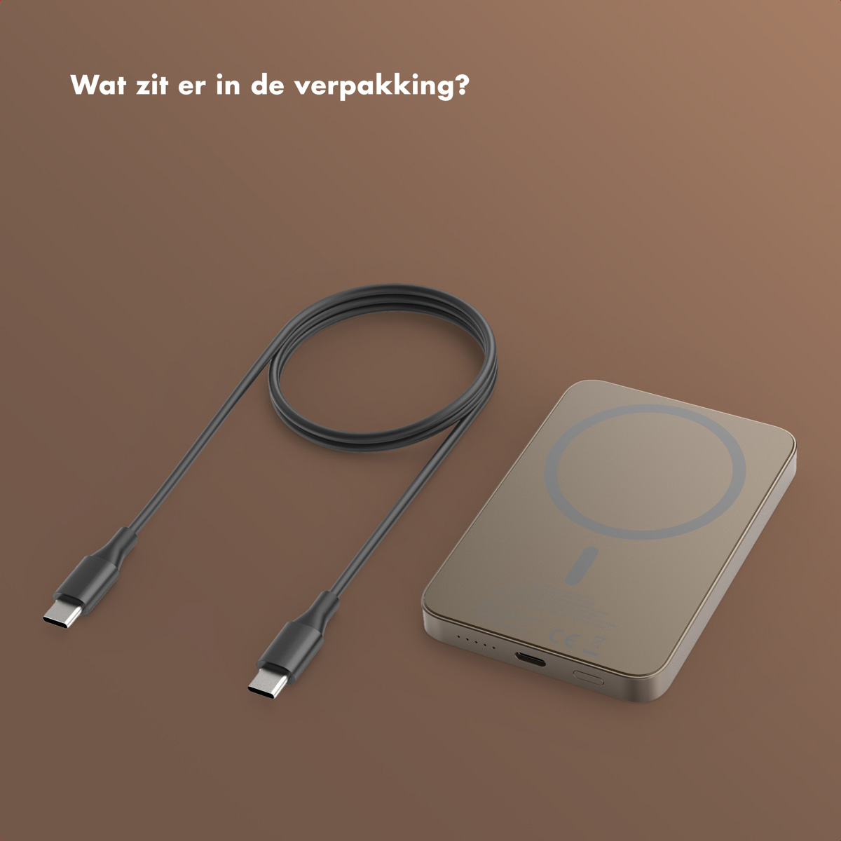 Een gouden powerbank en een zwarte USB-C-kabel liggen op een bruin oppervlak. Tekst: Wat zit er in de verpakking?