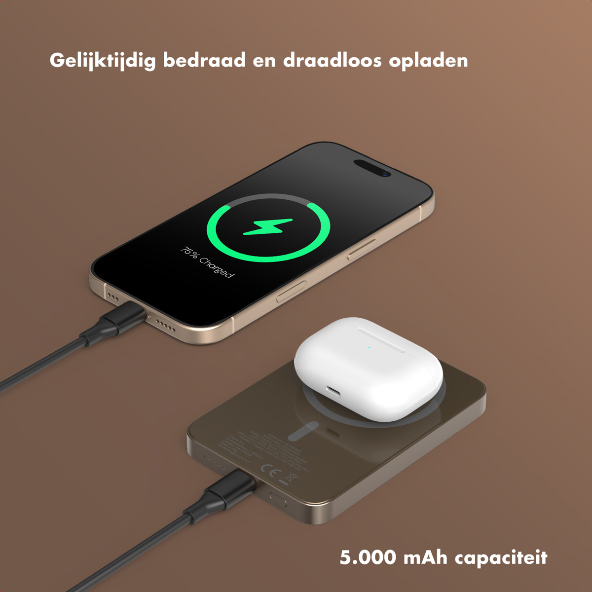 Een telefoon wordt draadloos en via een kabel opgeladen. Een AirPods-hoesje staat op de oplader. De telefoon toont 75% opgeladen.