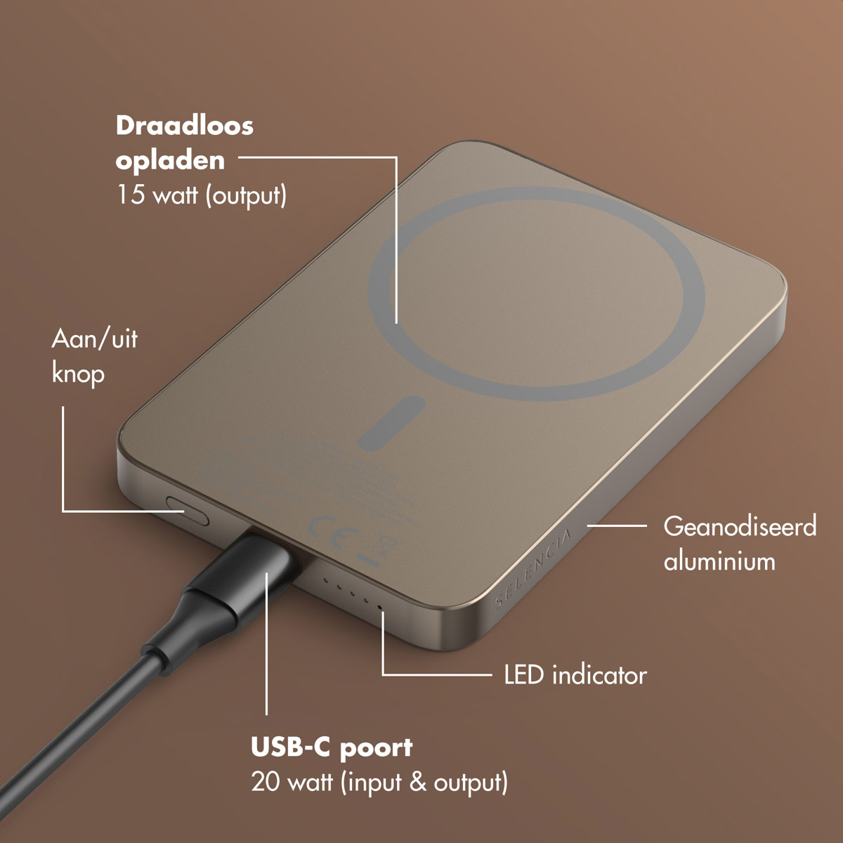Een gouden draadloze oplader met labels voor functies zoals 15W output, USB-C poort en geanodiseerd aluminium.