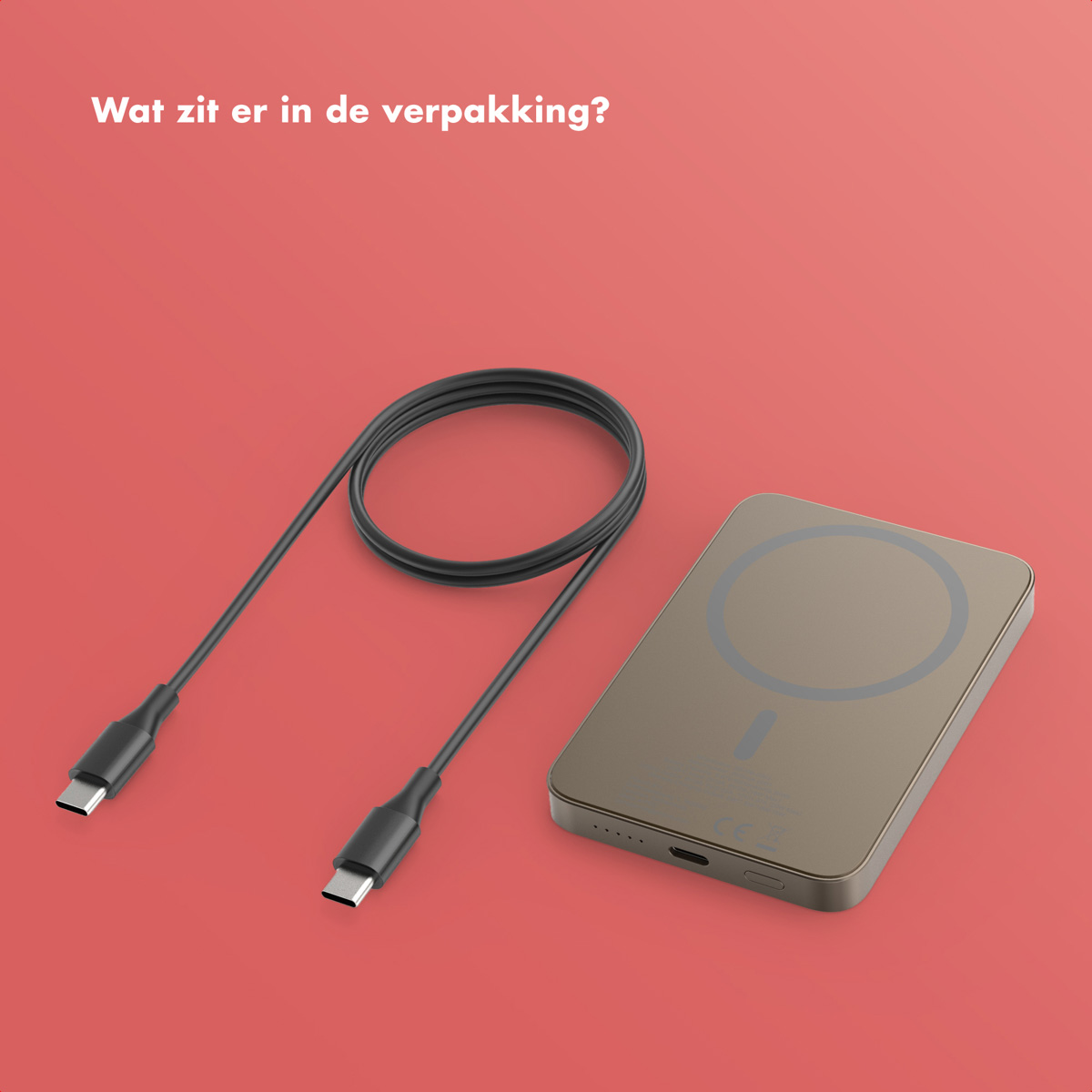 Afbeelding toont een zwarte oplaadkabel en een goudkleurige rechthoekige powerbank op een rode achtergrond. Tekst: Wat zit er in de verpakking?