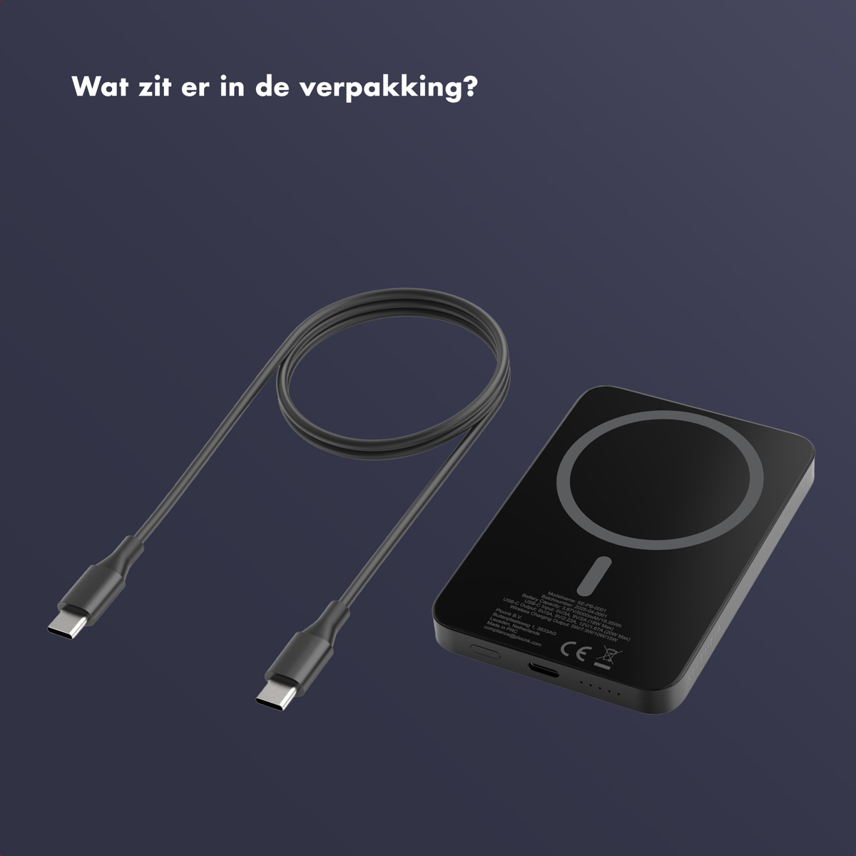 Een zwarte powerbank met een cirkelvormig oplaadgedeelte en een zwarte USB-C-kabel liggen op een donkerblauwe ondergrond.