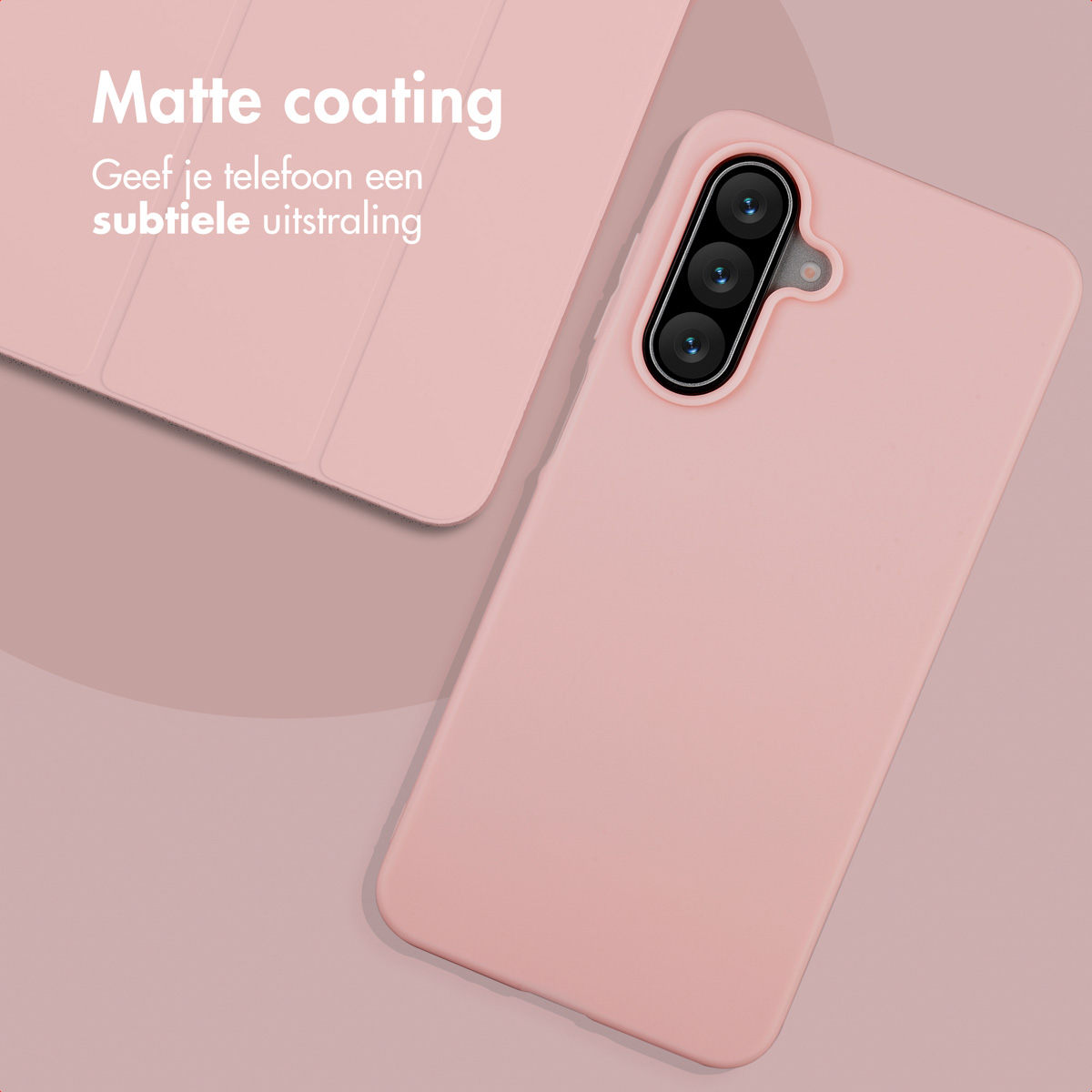 Een roze telefoonhoesje en een tablethoesje op een roze achtergrond. De telefoonhoes heeft een camera.