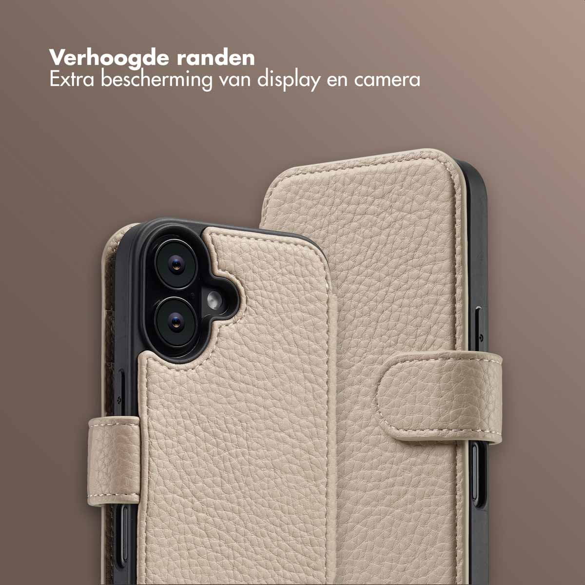 Een beige leren telefoonhoesje met verhoogde randen. De hoes heeft een camera-uitsparing en een magnetische sluiting. De achtergrond is een beige verloop.