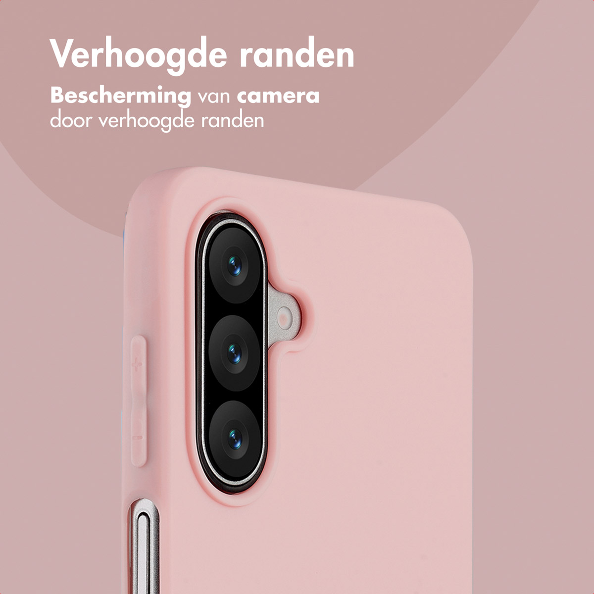 Close-up van een roze telefoonhoesje met cameralens. De hoes heeft verhoogde randen. Nederlandse tekst is zichtbaar.