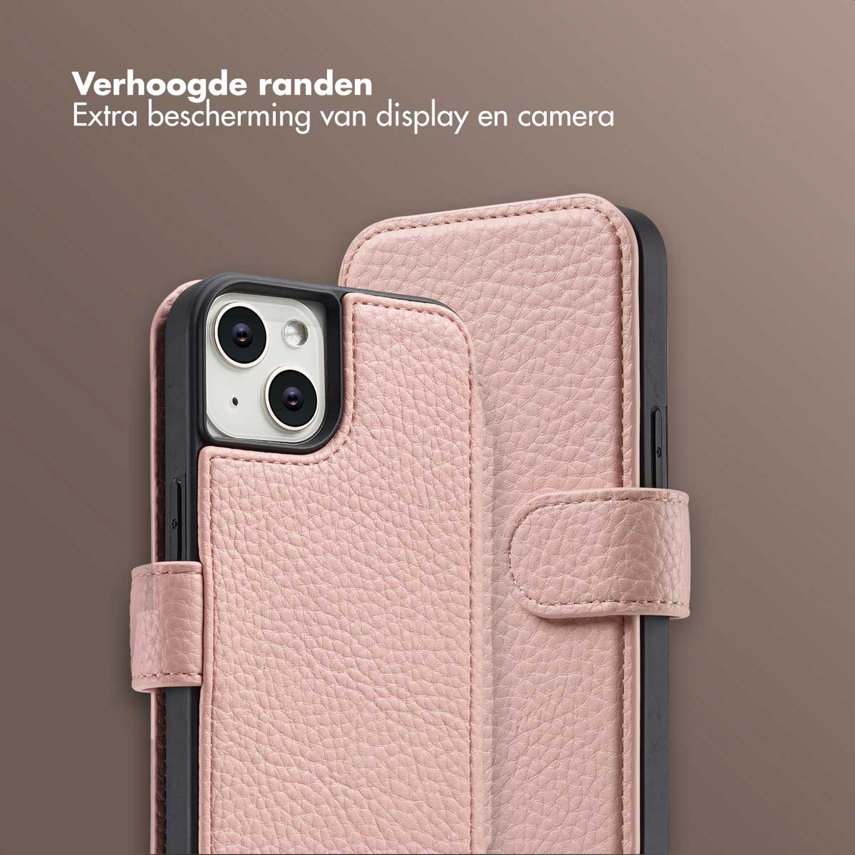Una custodia per telefono in pelle rosa con un telefono all'interno. La custodia ha una chiusura magnetica e protegge lo schermo e la fotocamera.