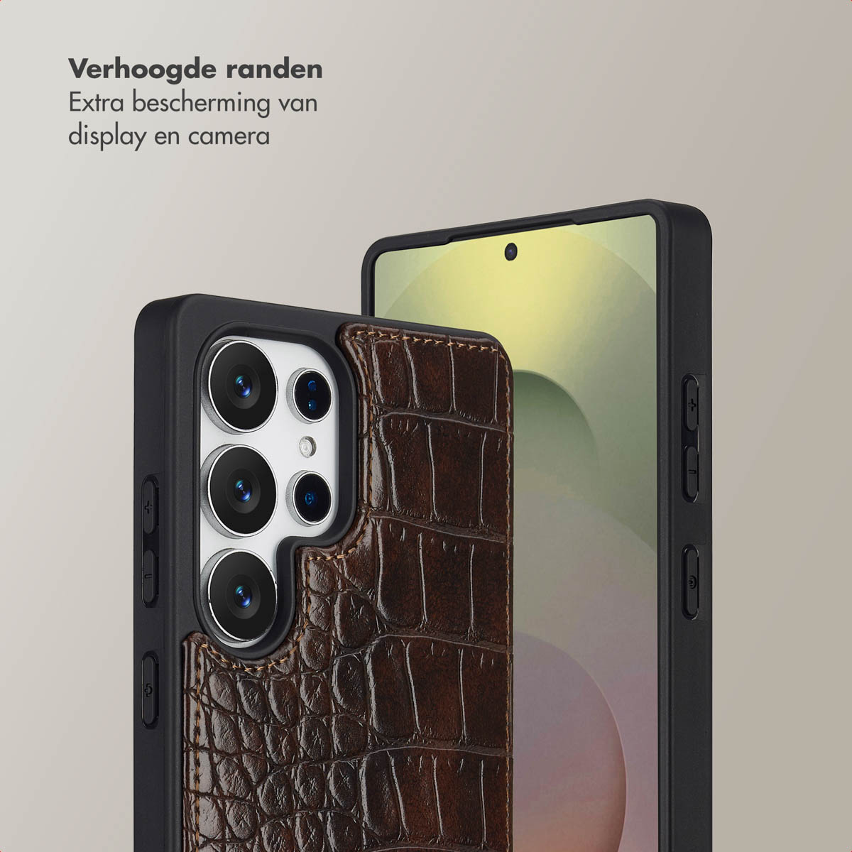Un téléphone dans un étui marron texturé. Le téléphone est noir avec une image floue sur l'écran.
