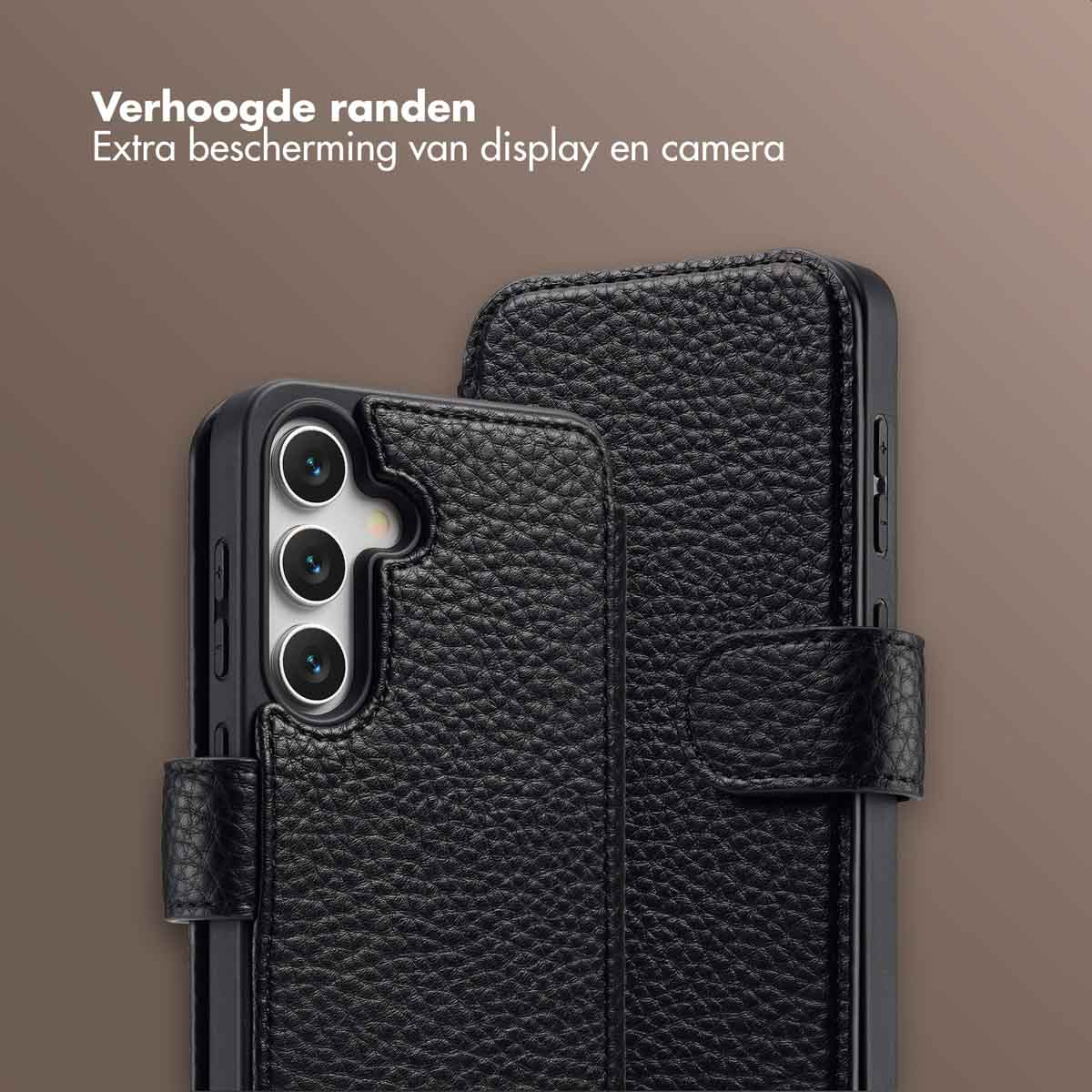 Twee zwarte leren telefoonhoesjes, één open, met cameralenzen. Tekst: 'Extra bescherming' en 'Verhoogde randen'.