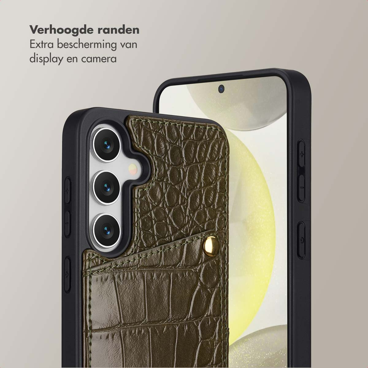 Een telefoon in een zwarte hoes met een olijfgroene, getextureerde lederen achterkant. De hoes heeft een kaarthouder en verhoogde randen.
