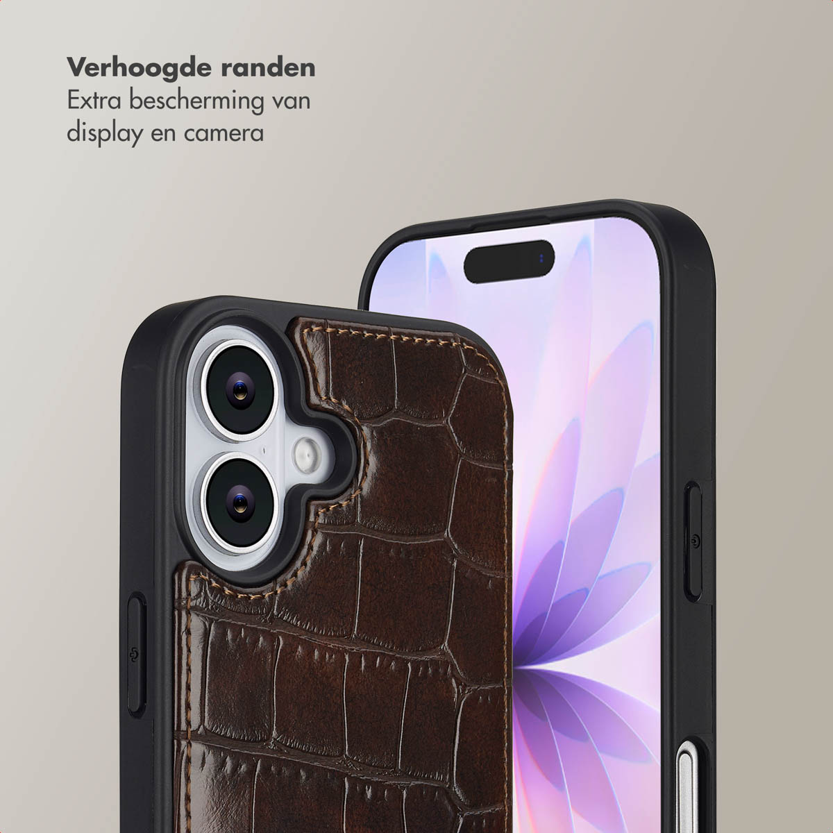 Close-up van een telefoon in een bruine leren hoes. De telefoon heeft een zwarte hoes en een paars scherm. De achtergrond is beige.