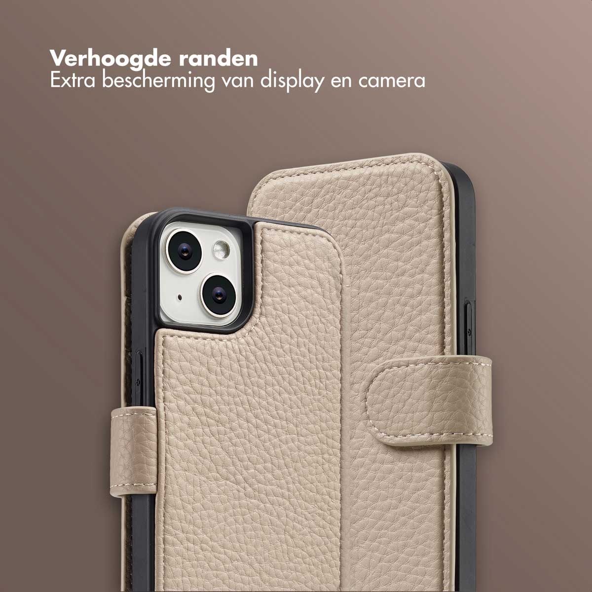 Una custodia per telefono in pelle beige con bordi rialzati. La custodia è aperta, mostrando la fotocamera e lo schermo.
