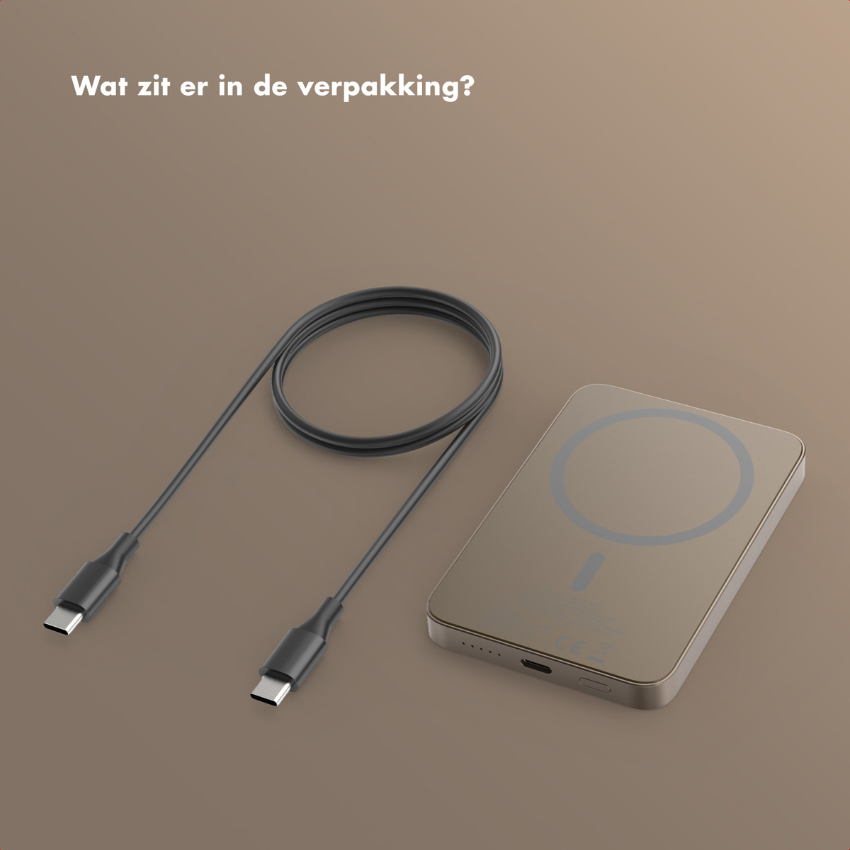 Een goudkleurige powerbank en een zwarte USB-C-kabel liggen op een bruin oppervlak. Tekst: Wat zit er in de verpakking?