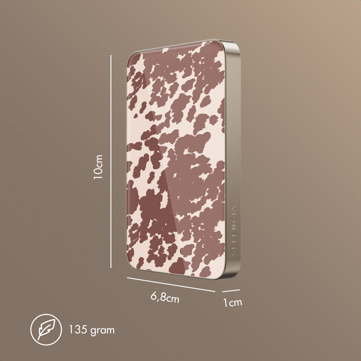 Een rechthoekige telefoonhoes met een koe-achtig patroon in bruin en wit. Afmetingen: 10 cm x 6,8 cm x 1 cm. Gewicht: 135 gram.