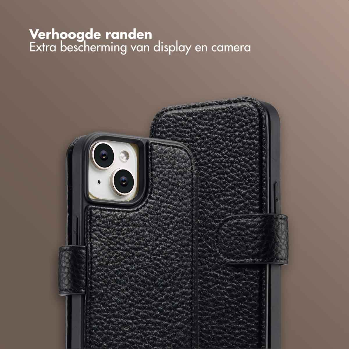 Zwarte leren telefoonhoes met verhoogde randen voor scherm- en camerabescherming, met bruine achtergrond.