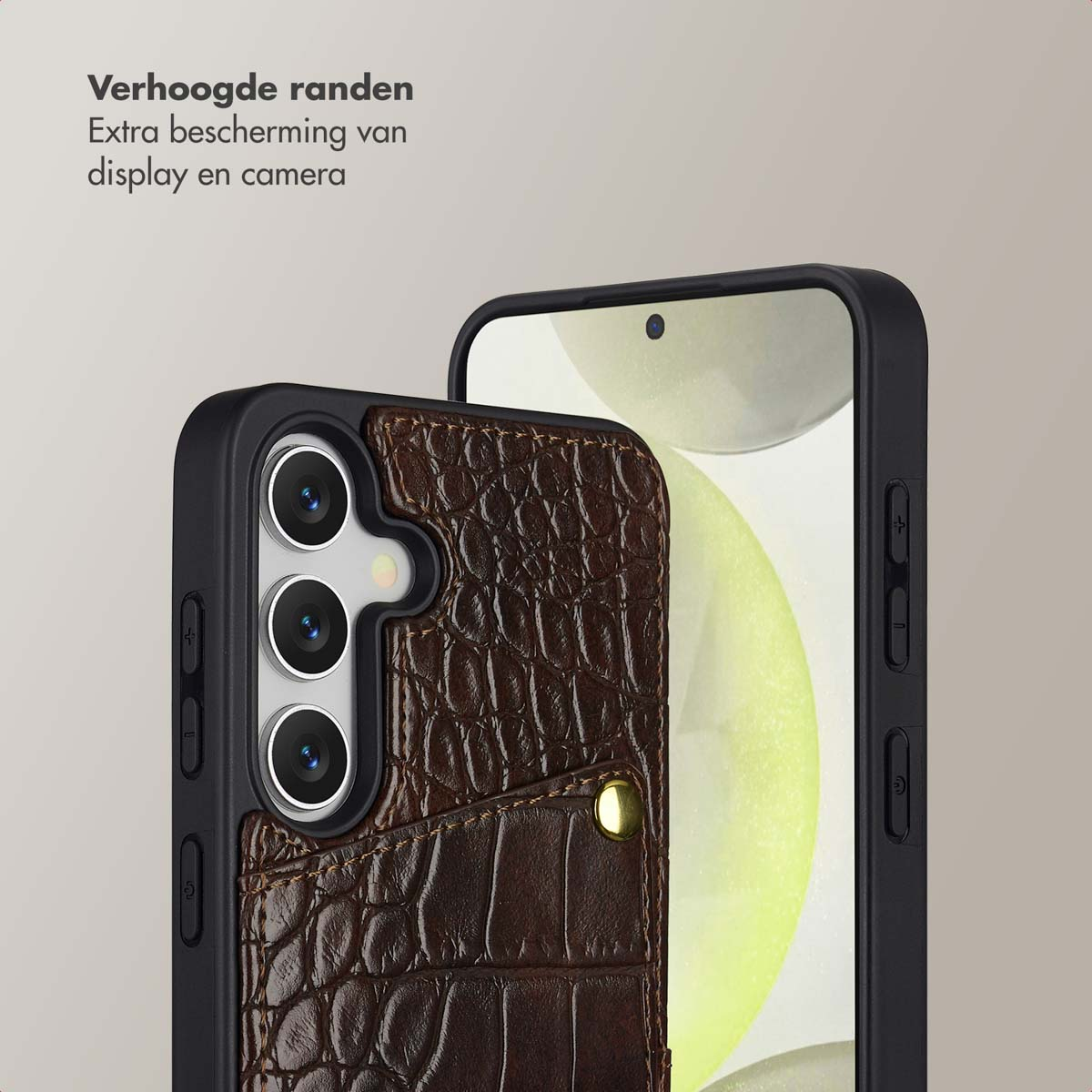 Een telefoon in een bruine leren hoes. De hoes heeft een textuur en een gouden knop. De telefoon is zwart met een zichtbaar scherm.