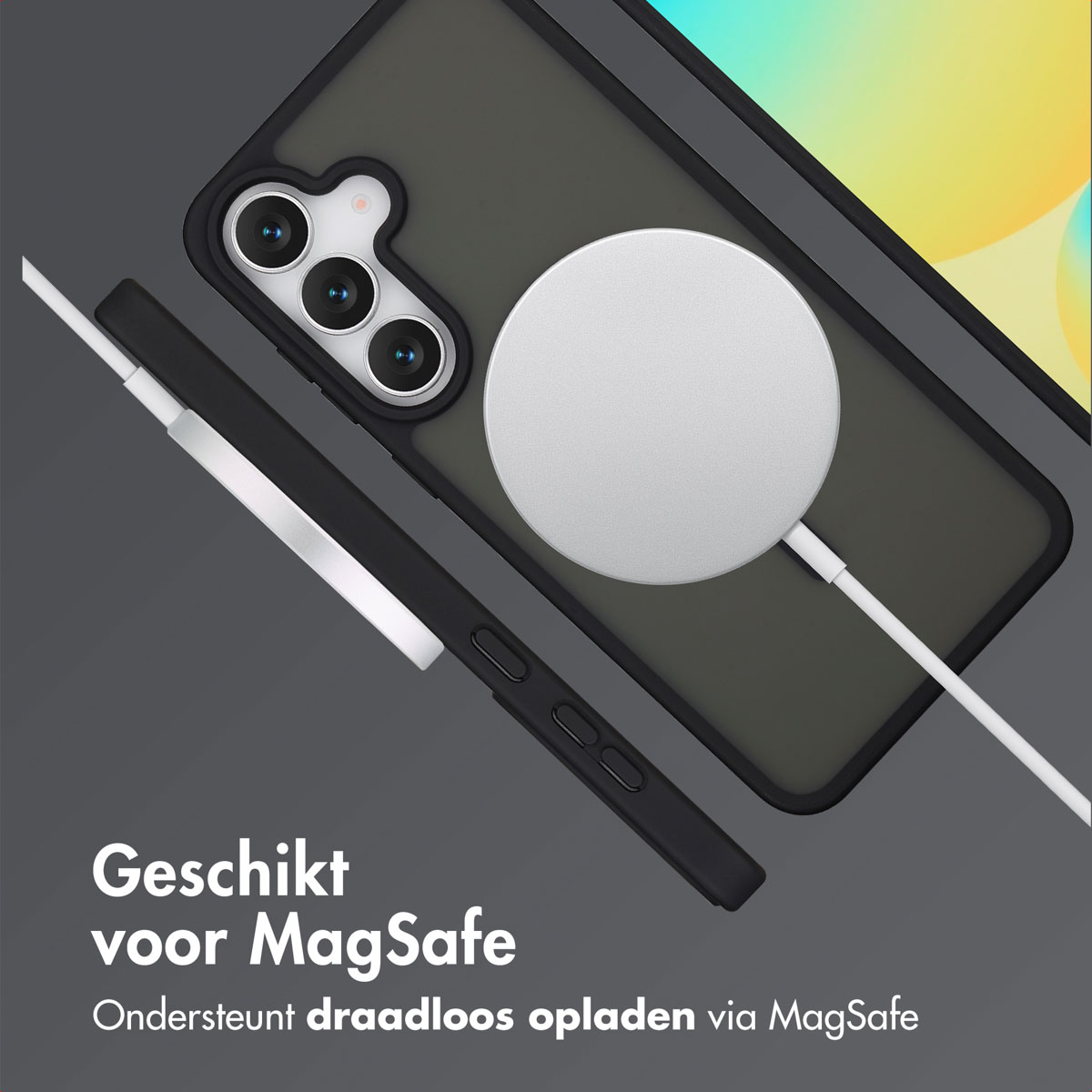 Een telefoonhoesje en oplader. De telefoonhoesje is zwart en grijs. De oplader is wit en rond. De tekst zegt geschikt voor MagSafe.