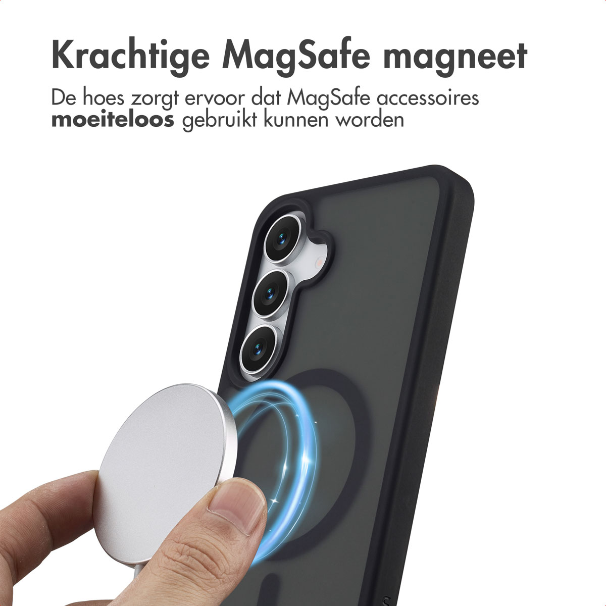 Hand die een zilveren MagSafe-accessoire vasthoudt bij een telefoon in een hoesje, met een blauw magnetisch veldeffect.