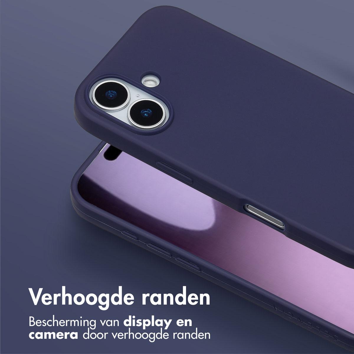 Une coque de téléphone bleu foncé protège un téléphone. La coque est sur un fond bleu. La coque a des bords surélevés.