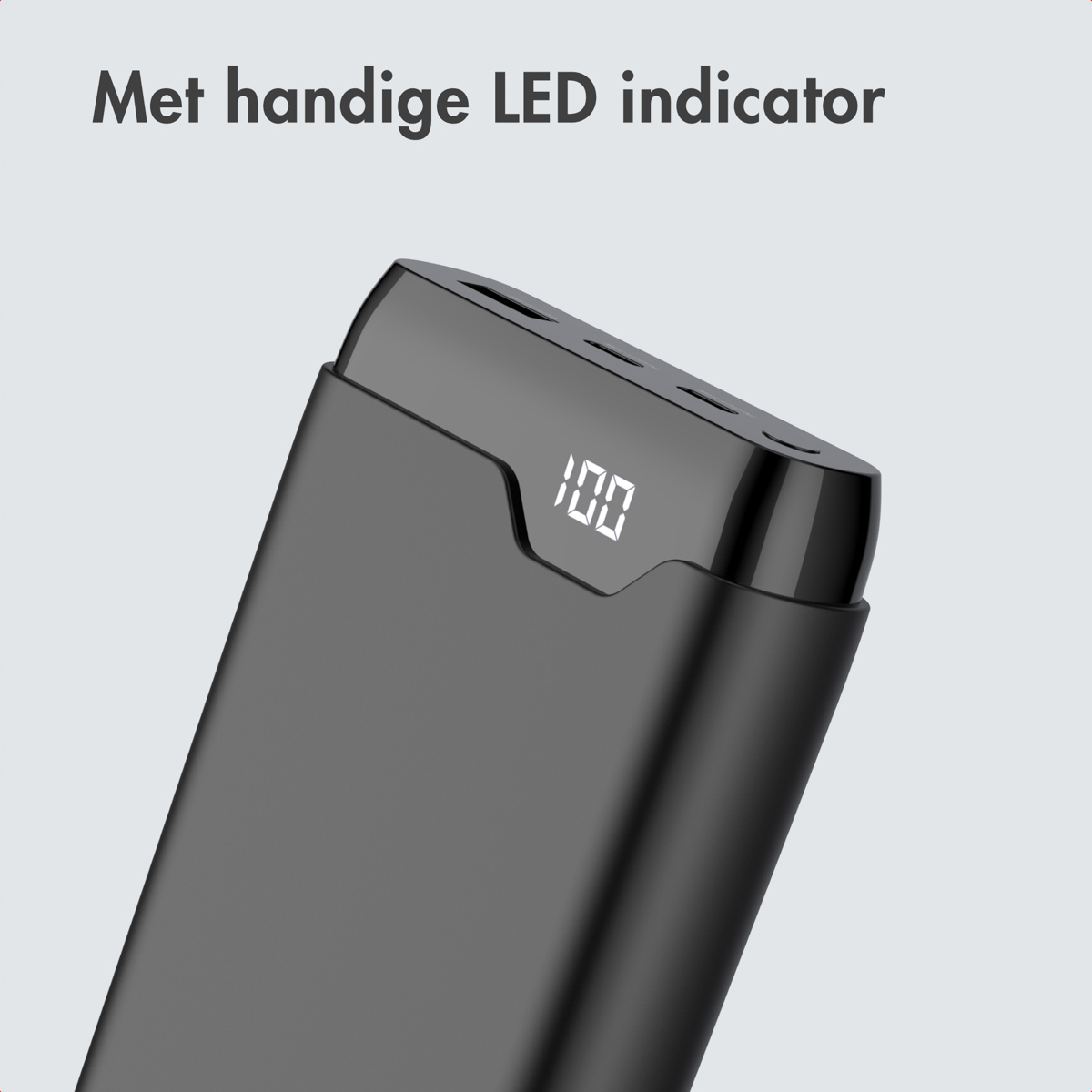 Gros plan d'une batterie externe noire avec un affichage numérique indiquant 100. Le texte 'Met handige LED indicator' est en haut.