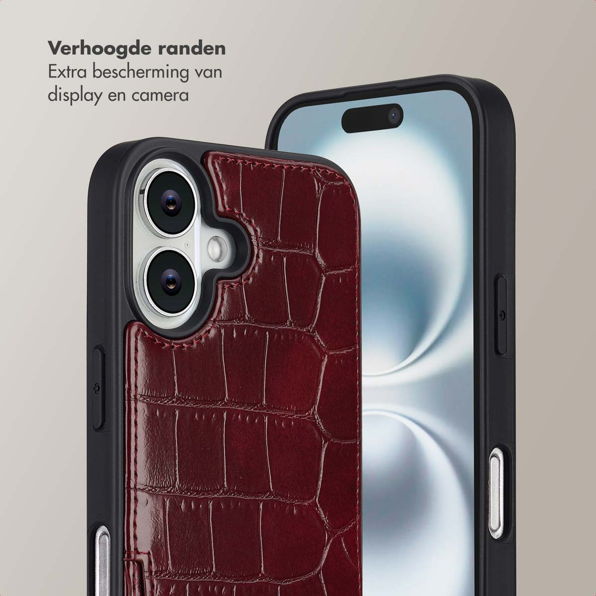 Close-up van een telefoon in een bordeauxrode leren hoes. De hoes heeft een krokodillenleertextuur. Een andere telefoon ernaast.