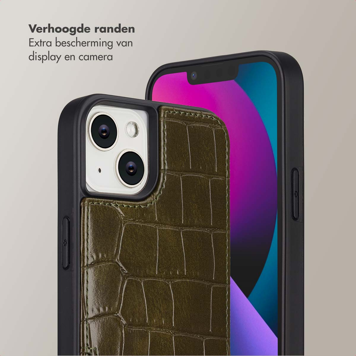 Een iPhone in een groene, getextureerde leren hoes. De telefoon is zwart met een paars scherm. De hoes heeft verhoogde randen.