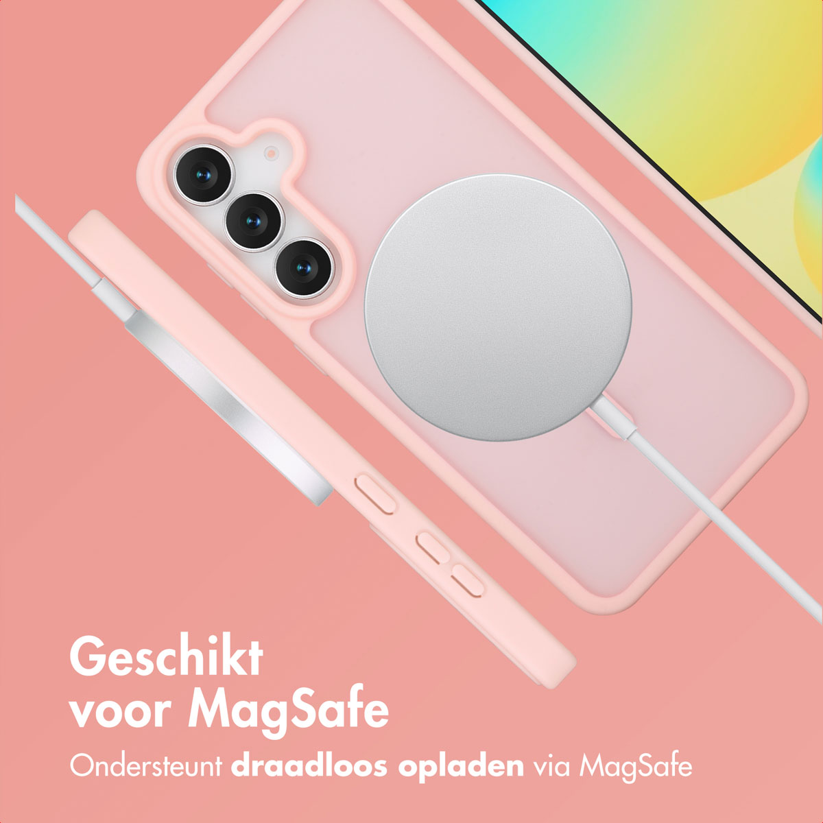 Een roze telefoonhoesje met een MagSafe-oplader. De hoes zit op een telefoon en een apart oplaadpad is aangesloten.