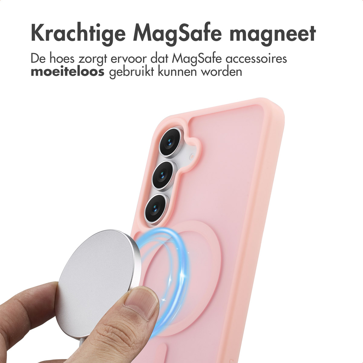 Hand die zilveren MagSafe-accessoire vasthoudt bij roze telefoonhoes. Blauwe gloed geeft magnetische verbinding aan.