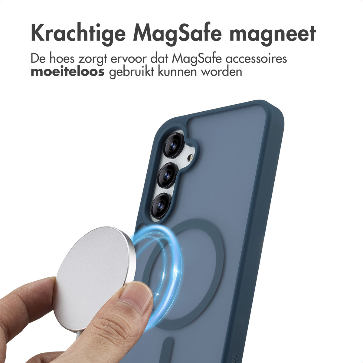 Una mano tiene un magnete MagSafe argentato vicino a una custodia blu per telefono. La custodia ha un design circolare. Testo: 'Magnete MagSafe'.