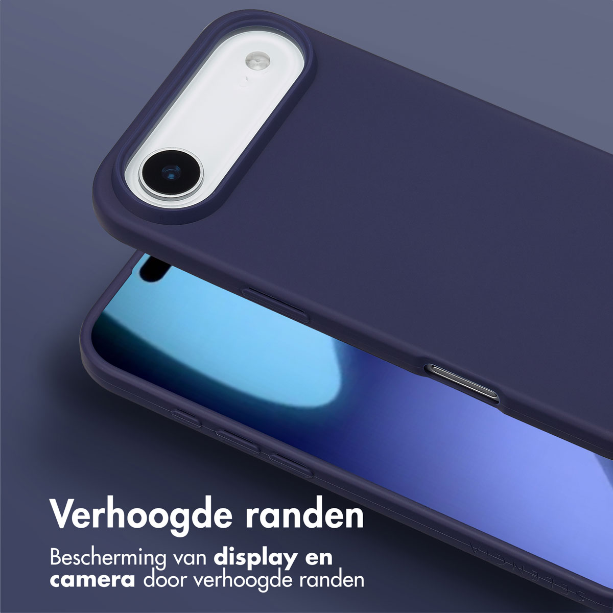 Una custodia blu scuro protegge un telefono. La custodia ha bordi rialzati per proteggere il display e la fotocamera.