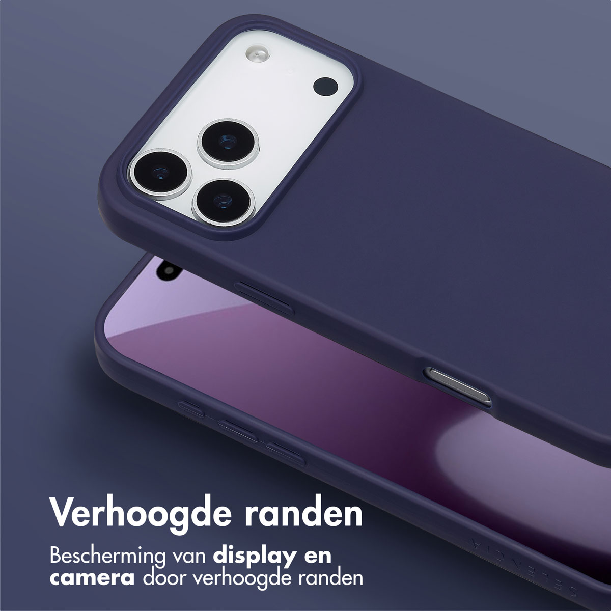 Donkerpaarse telefoonhoes, iets open, onthult het scherm van de telefoon. De hoes heeft verhoogde randen, tekst onderaan.