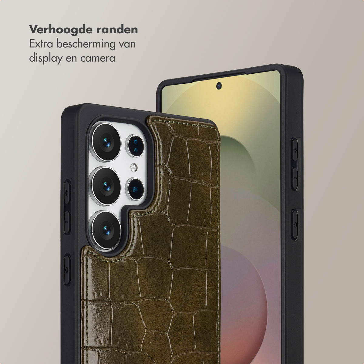 Deux smartphones côte à côte. L'un affiche son écran, l'autre a un étui en cuir de crocodile vert, protégeant la caméra.