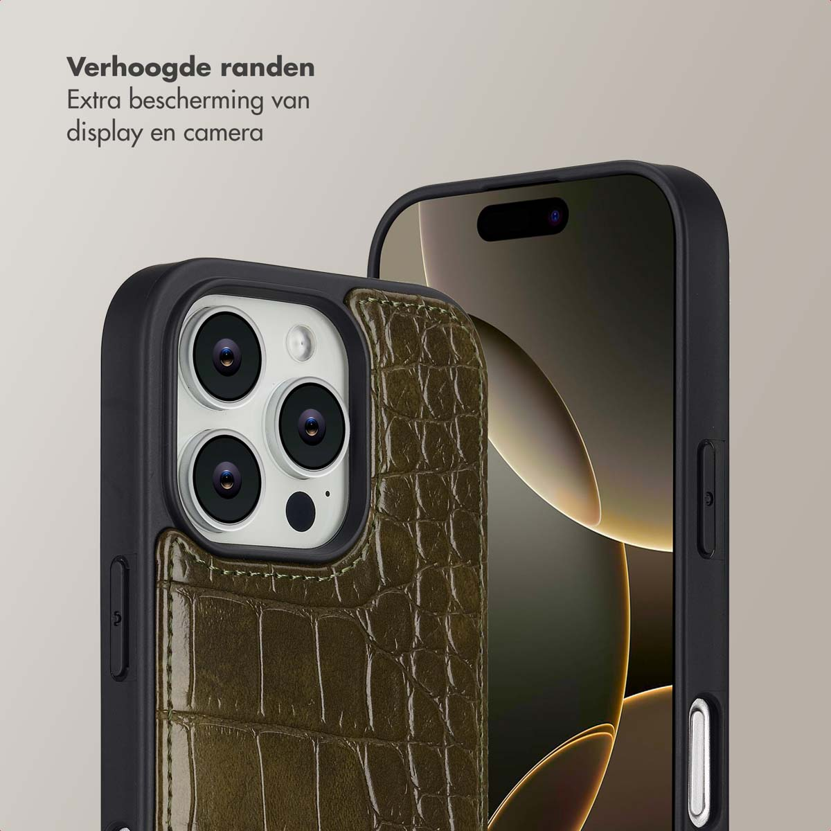 Un téléphone dans un étui noir avec un dos en cuir vert olive. L'étui a des bords surélevés pour la protection de l'écran et de l'appareil photo.