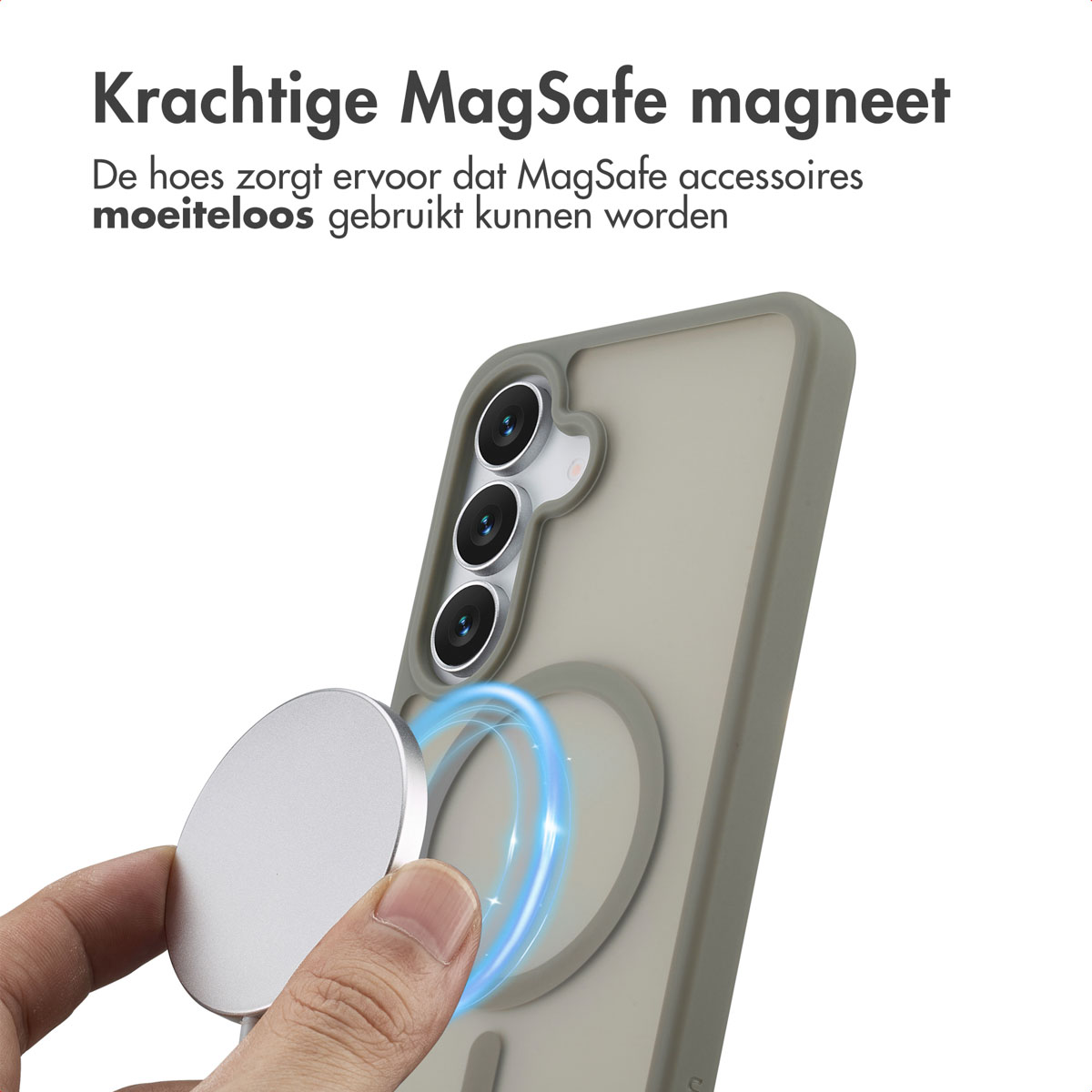 Une main tient un accessoire MagSafe argenté près d'un téléphone dans un étui, illustrant la fixation magnétique. L'étui est gris.