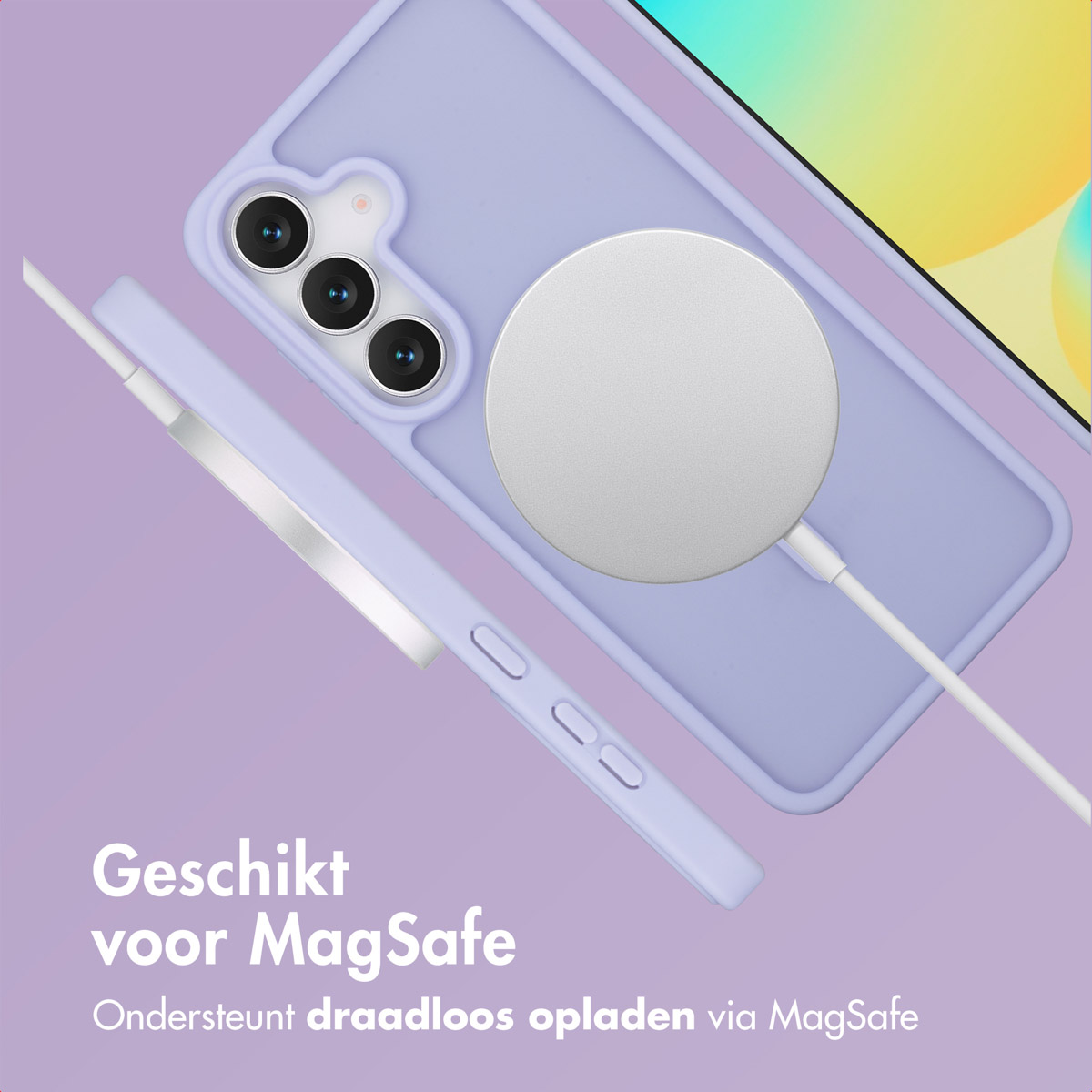 Een telefoonhoesje en oplader op een paarse achtergrond. De hoes heeft drie cameralenzen. Tekst: Geschikt voor MagSafe.