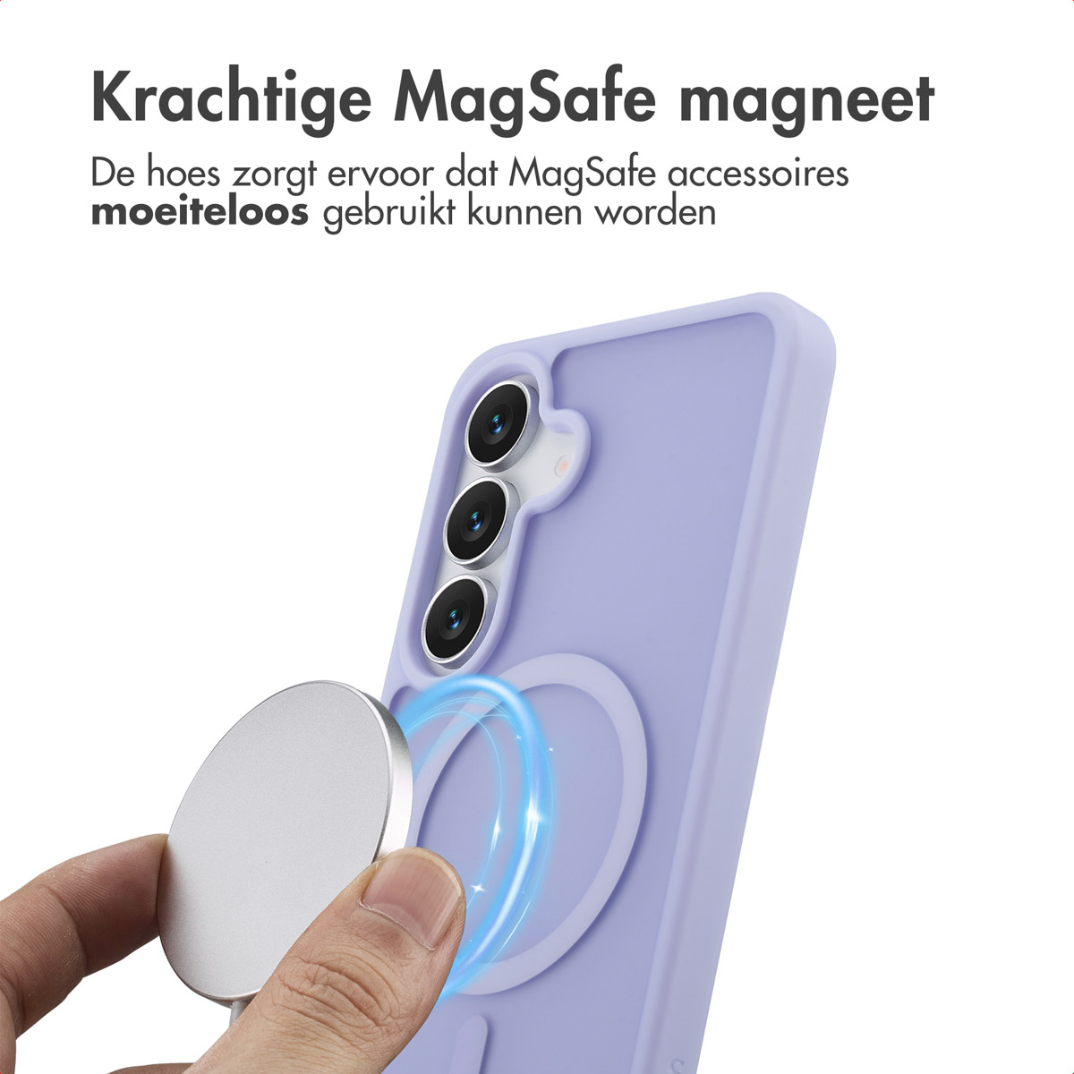 Een hand houdt een zilveren MagSafe-magneet in de buurt van een paarse telefoonhoes, met tekst erboven. Een blauwe gloed komt van de magneet.