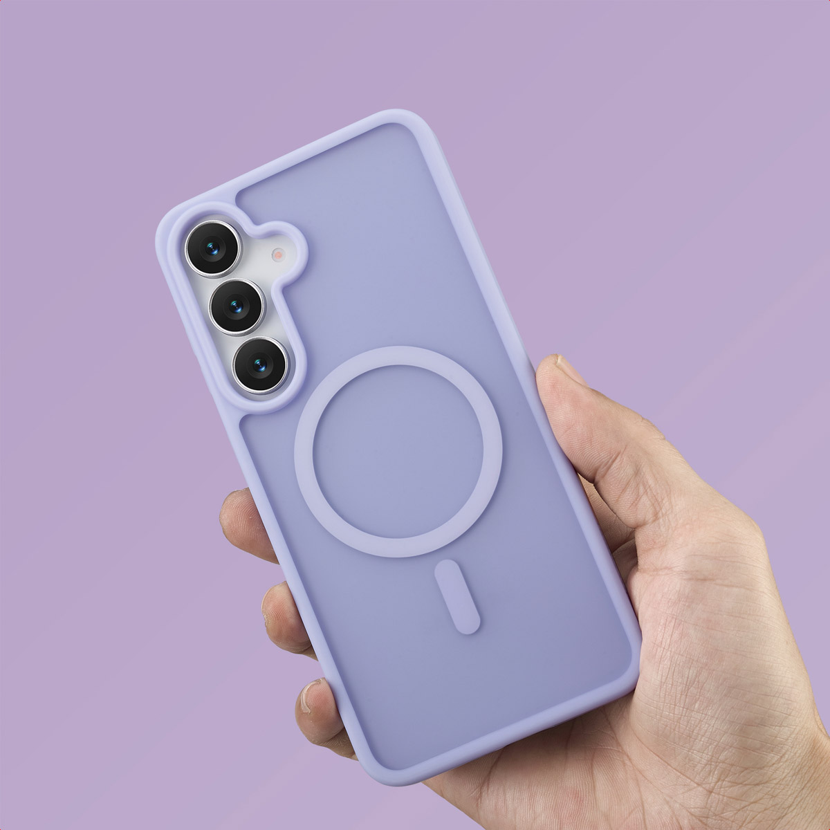 Een hand die een lavendelkleurige telefoonhoes vasthoudt met drie cameralenzen, een witte ring en een paarse achtergrond.