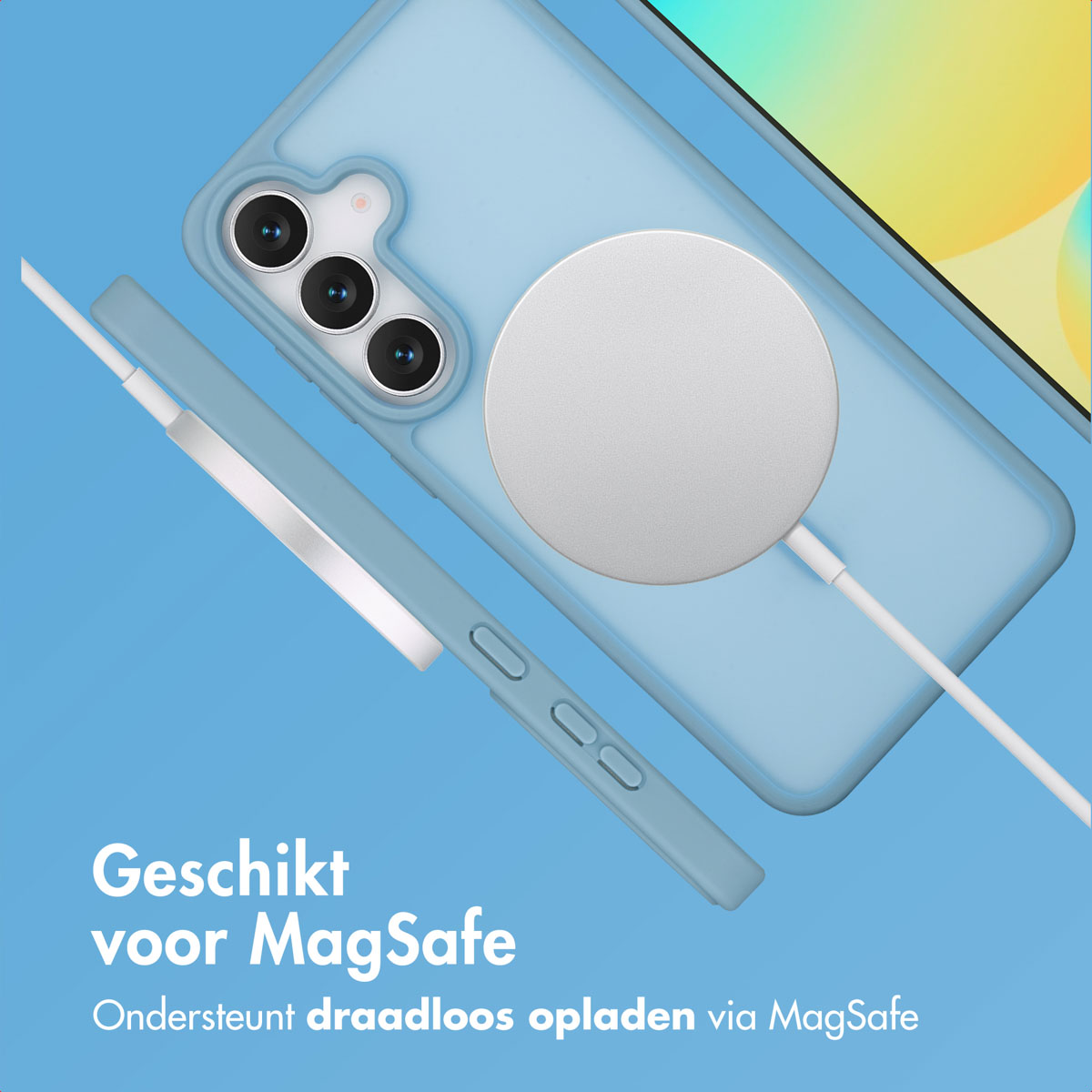 Een telefoonhoesje en een oplader worden getoond. Het hoesje is lichtblauw, met een telefoon erin. Een witte oplader is aangesloten.