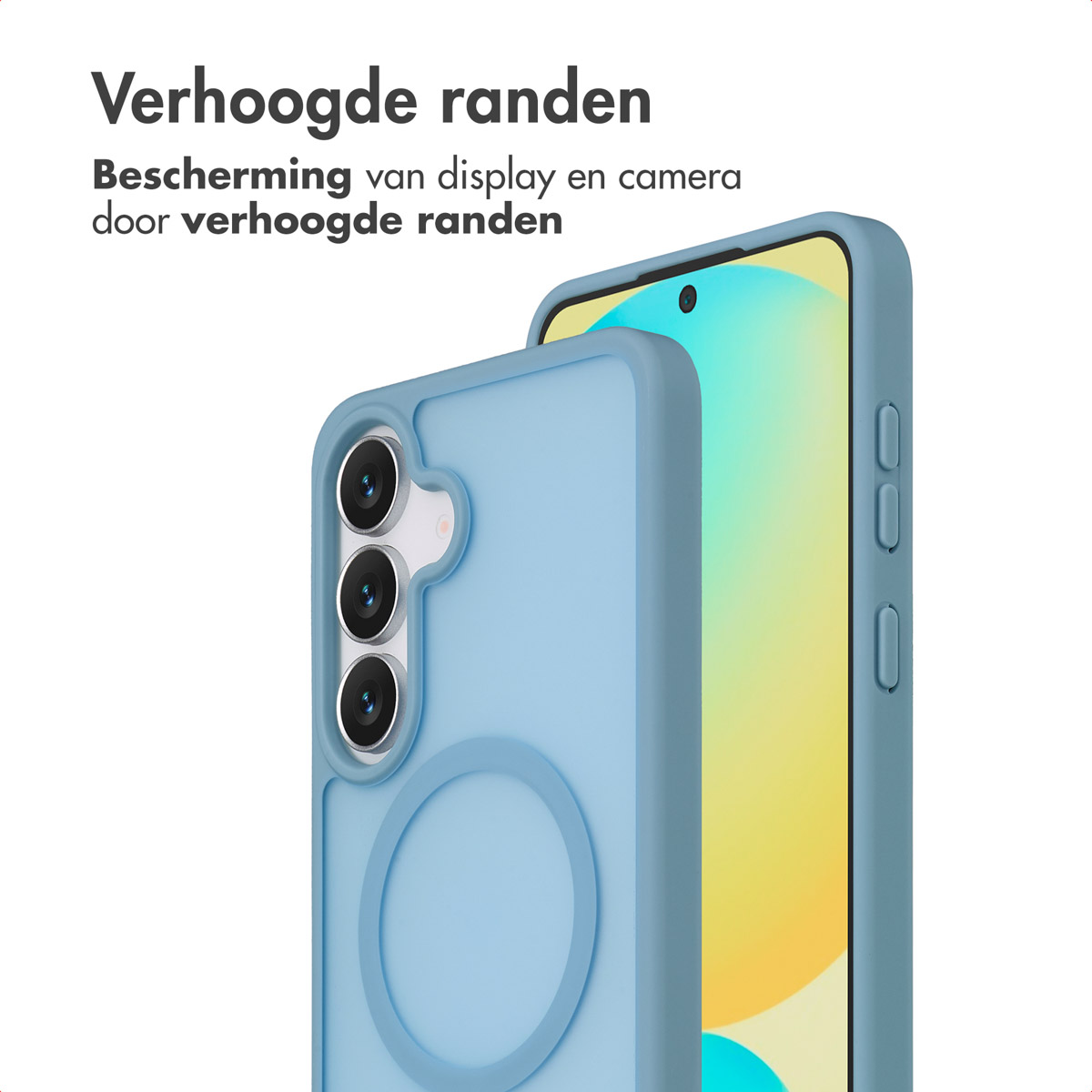 Een lichtblauwe telefoonhoes beschermt een telefoon. De hoes heeft verhoogde randen, een camera-uitsparing en een magnetische cirkel.