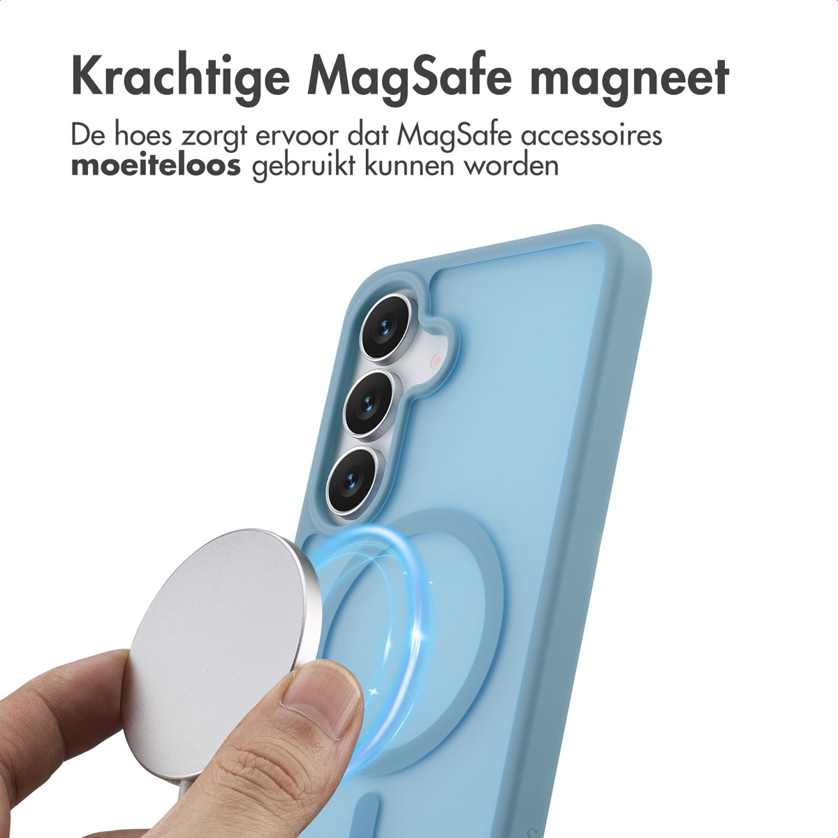 Hand die een zilveren MagSafe-magneet vasthoudt bij een blauwe telefoonhoes. Een blauwe gloeiende ring duidt op magnetische verbinding.