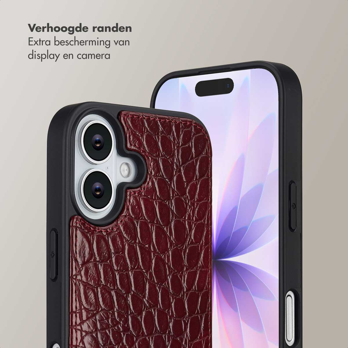 Close-up van een telefoon in een bordeauxrode leren hoes met een zwart frame. De telefoon is zichtbaar met zijn scherm.