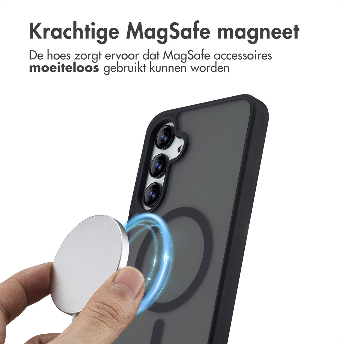 Una mano tiene un caricabatterie MagSafe argentato vicino a un telefono in una custodia nera. L'energia blu circonda il telefono.