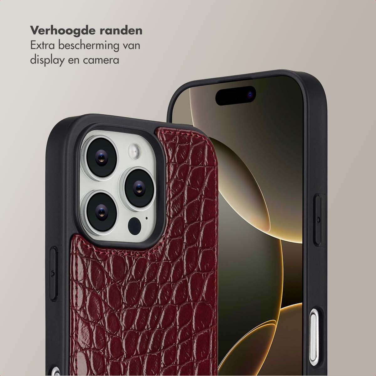 Gros plan d'un téléphone dans un étui noir avec un dos en cuir bordeaux. Le téléphone a trois lentilles de caméra.