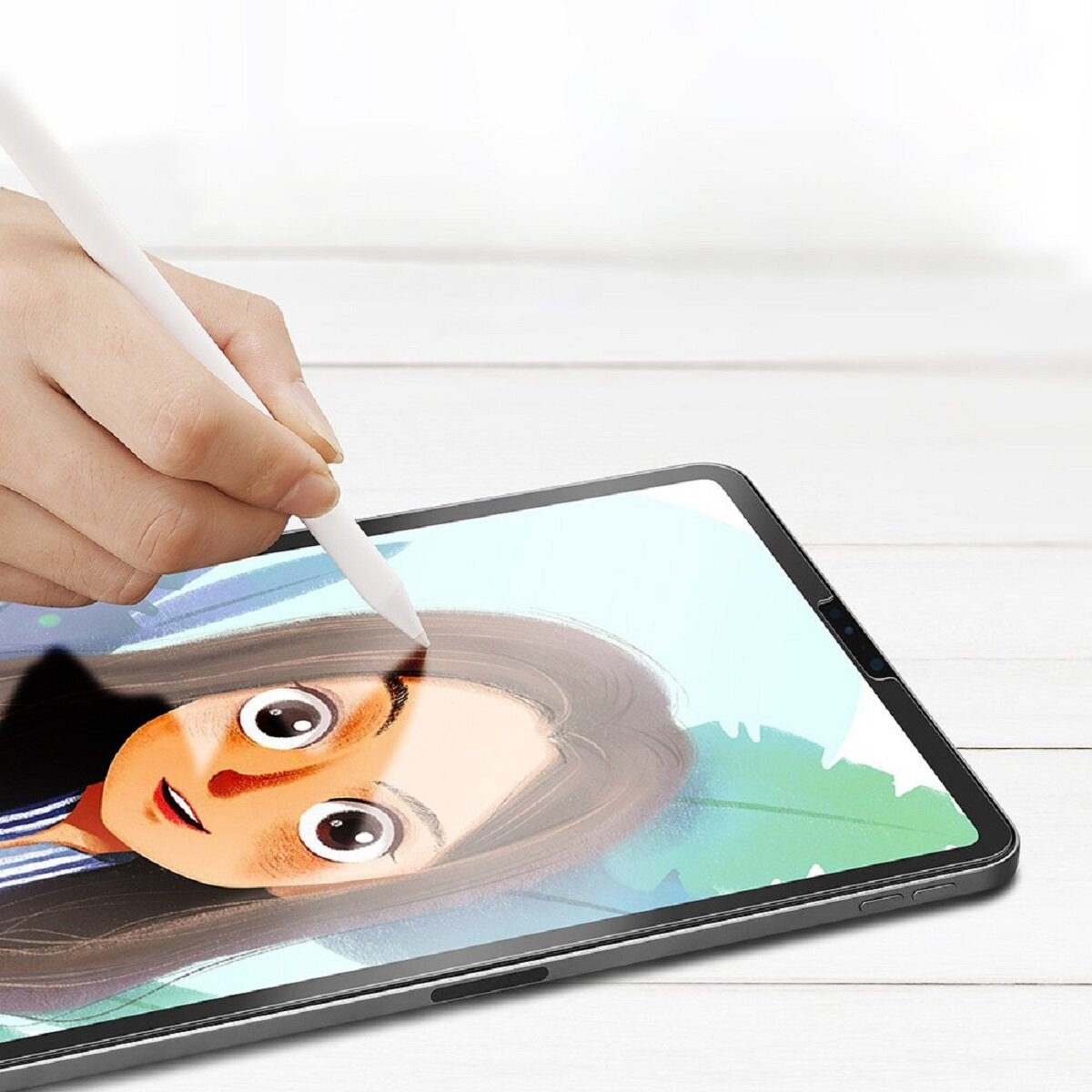 Mano che tiene una penna bianca su un tablet. Il tablet mostra un cartone animato di una ragazza. Sfondo in legno chiaro.