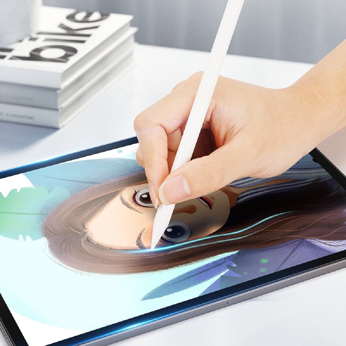Una mano tiene uno stilo bianco su un tablet. Il tablet mostra un disegno a fumetti di una ragazza. I libri sono sullo sfondo.