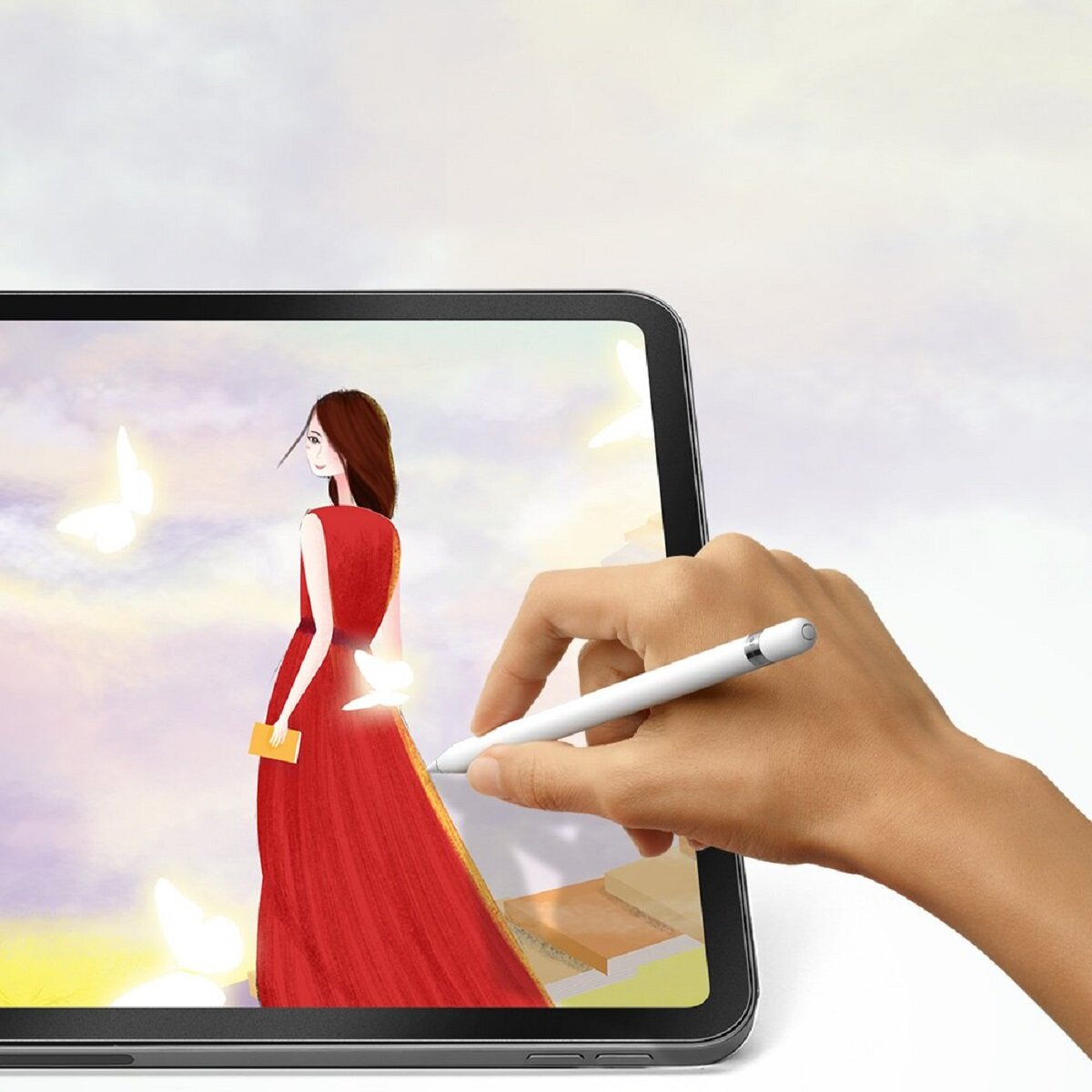 Una mano che tiene uno stilo bianco, che disegna su un tablet. Il tablet mostra una donna in abito rosso con farfalle.