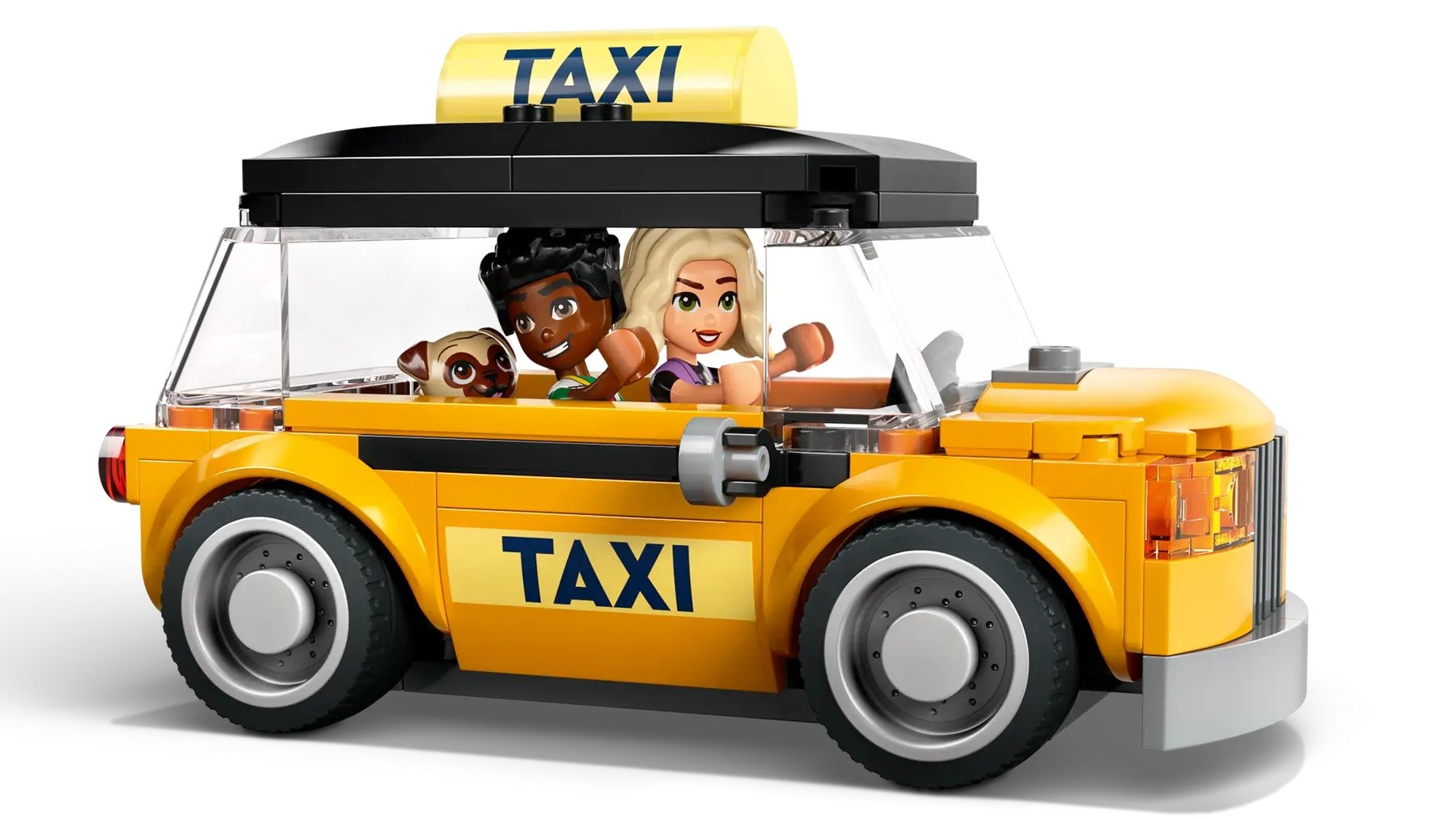 Un taxi Lego giallo con un cane, una persona con i capelli neri e una bionda. Il taxi ha un cartello 'TAXI'.