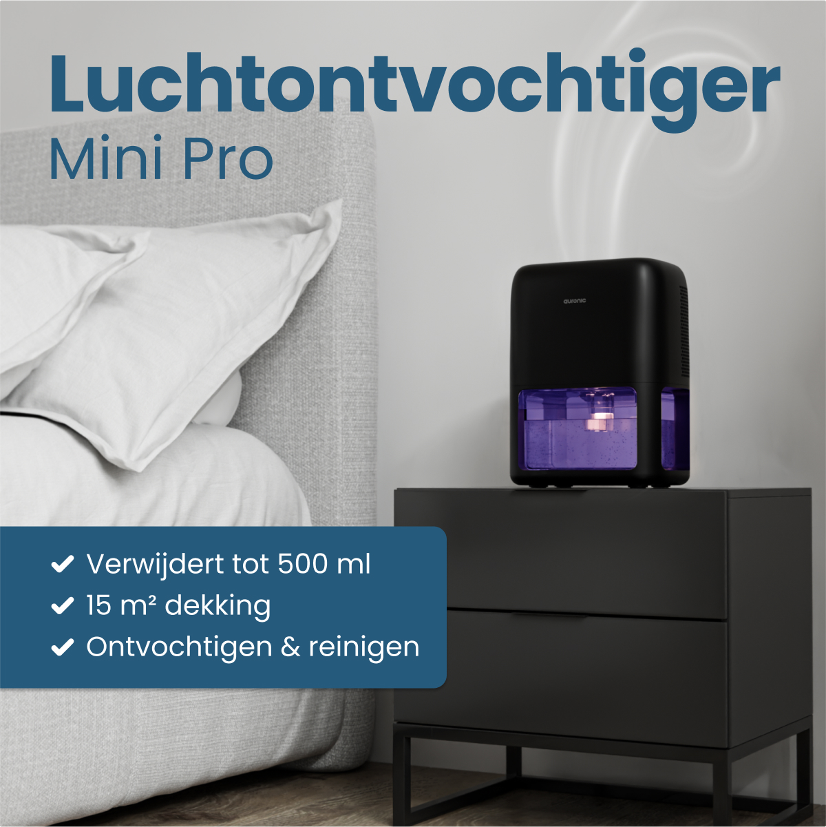 Een zwarte luchtontvochtiger op een nachtkastje in een slaapkamer. Tekst op de afbeelding adverteert de functies en naam: Mini Pro.