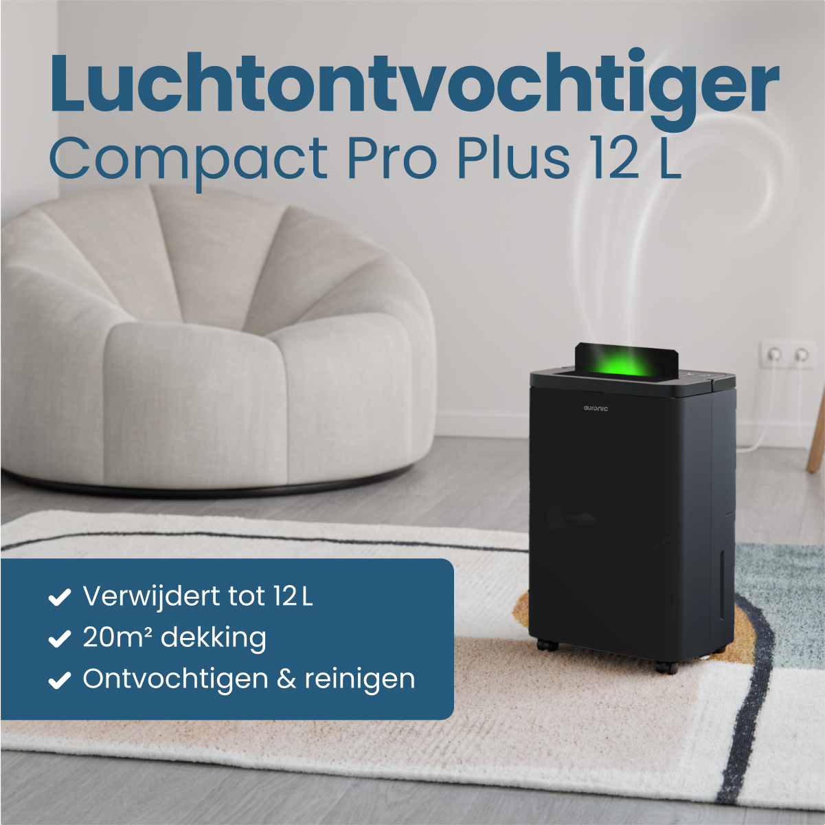 Een zwarte luchtontvochtiger met groen licht, in een kamer met een witte stoel en een tapijt. Tekst: Compact Pro Plus 12 L, verwijdert 12L, 20m².