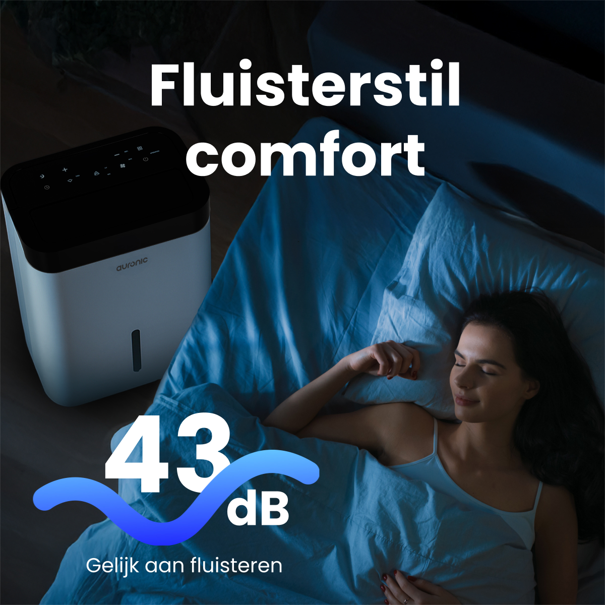 Vrouw die in bed slaapt. Naast het bed staat een luchtbevochtiger, met tekst: Fluisterstil comfort, 43 dB, als een fluistering.